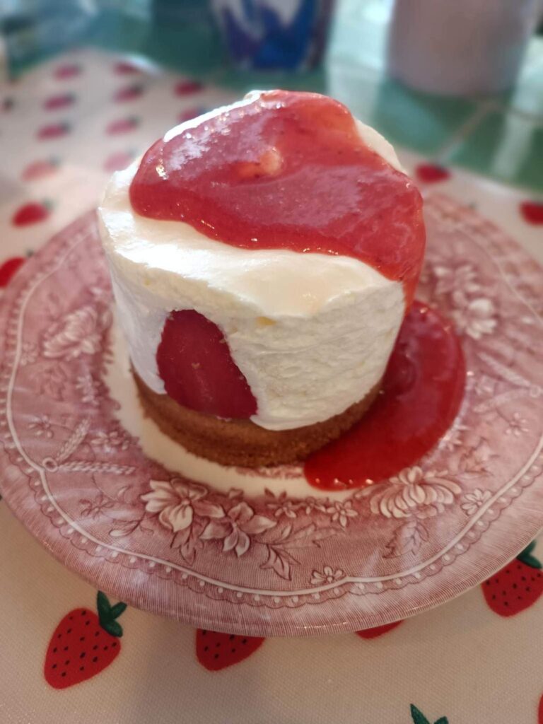 Dessert maison à la fraise du restaurant Little Miss Goumard à Cheverny.