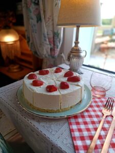 Gâteau maison à emporter du restaurant Little Miss Goumard à Cheverny, décoré de fraises fraîches.