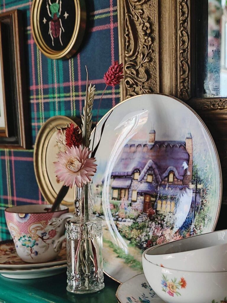Détail de la décoration vintage du restaurant Little Miss Goumard à Cheverny.