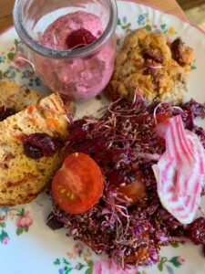 Assiette végétarienne colorée du restaurant Little Miss Goumard à Cheverny, 100 % faite maison.