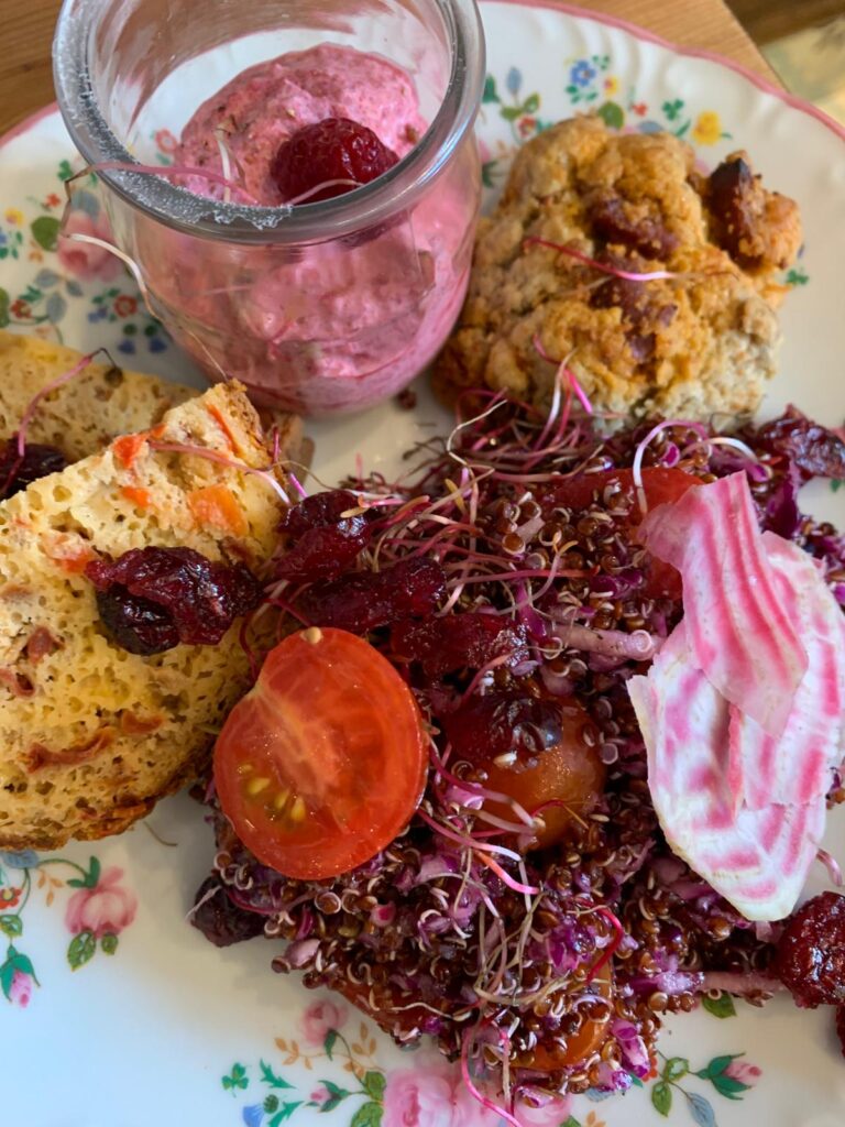 Assiette végétarienne colorée du restaurant Little Miss Goumard à Cheverny, 100 % faite maison.