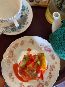 Pavlova maison aux fruits frais servie au salon de thé Little Miss Goumard à Cheverny.