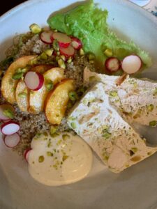 Plat maison au poulet, quinoa, radis et pêches rôties du restaurant Little Miss Goumard à Cheverny.