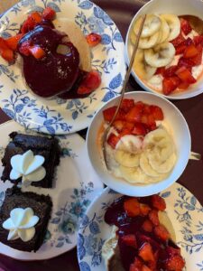 Brunch gourmand au salon de thé Little Miss Goumard à Cheverny avec pancakes, brownies maison, fruits frais et yaourt.