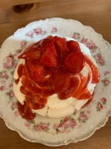 Pavlova maison aux fraises servie au restaurant Little Miss Goumard à Cheverny.