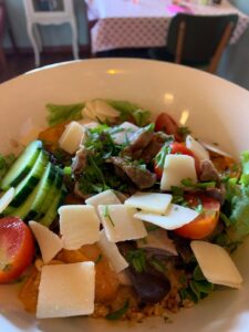 Salade fraîche et gourmande du restaurant Little Miss Goumard à Cheverny, préparée avec des produits locaux.