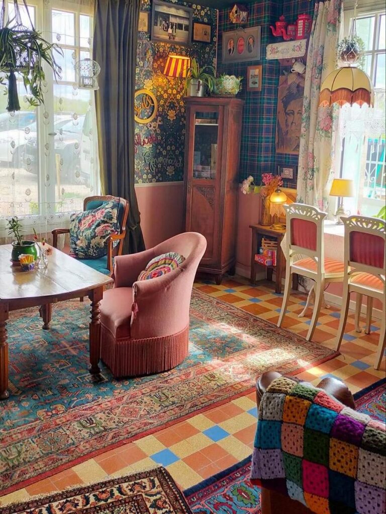 Intérieur du restaurant Little Miss Goumard à Cheverny, décoration vintage et ambiance chaleureuse.