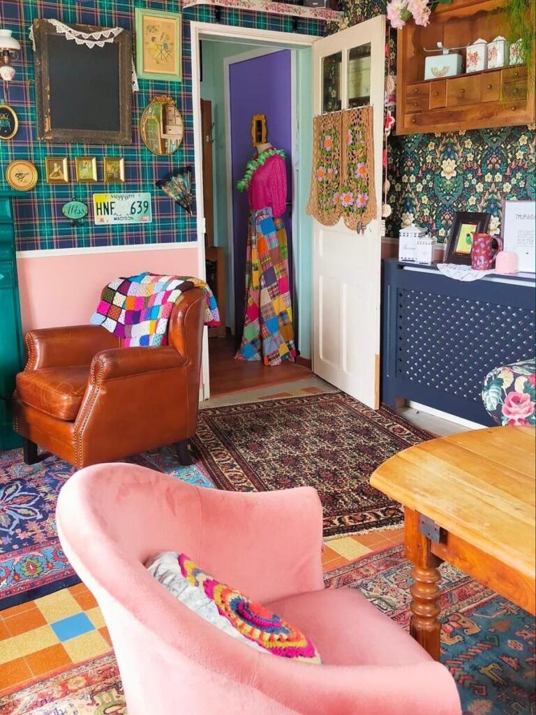 Décoration colorée et vintage du restaurant Little Miss Goumard à Cheverny.