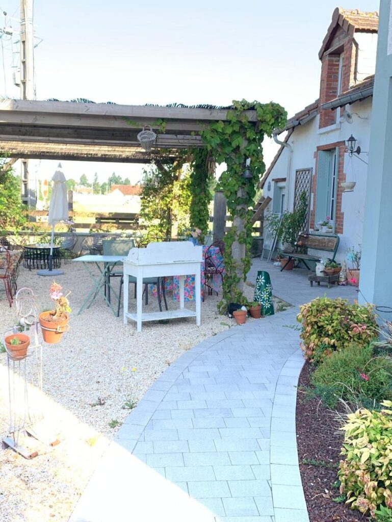 Entrée et terrasse du restaurant Little Miss Goumard à Cheverny, cadre bucolique et convivial.