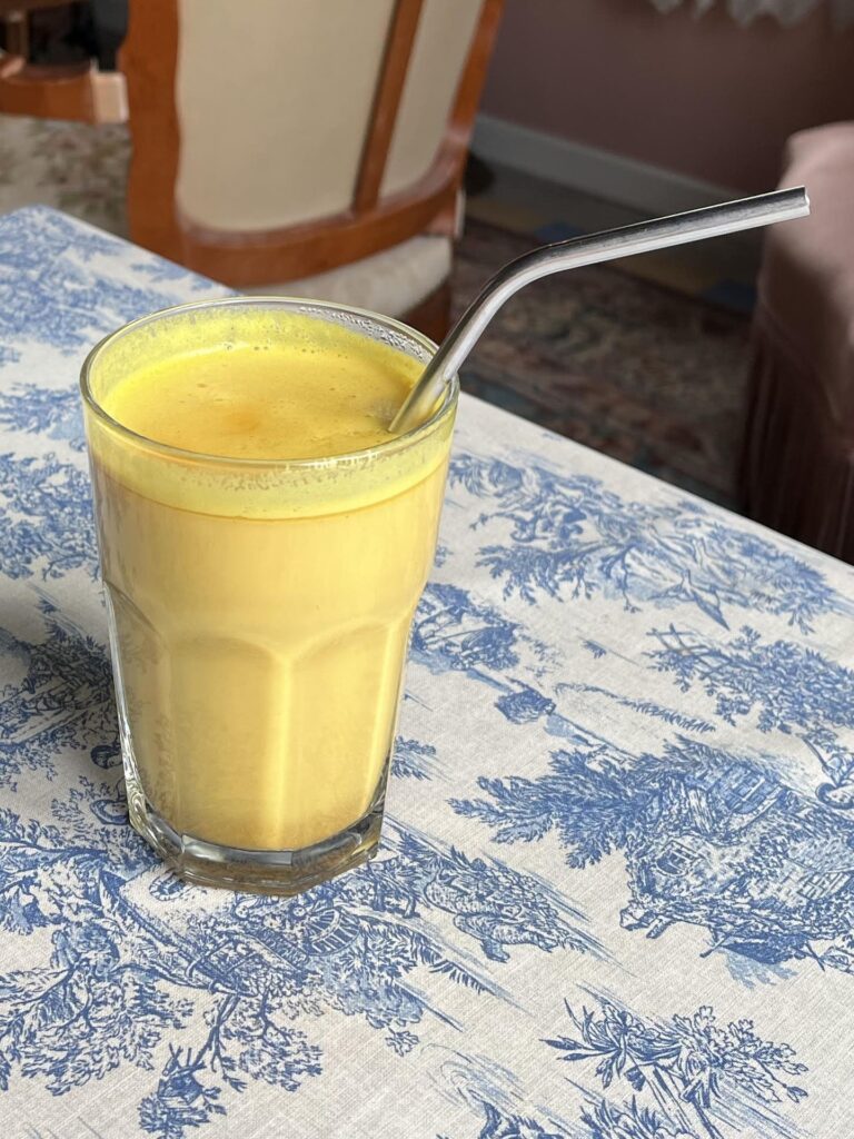 Boisson maison du restaurant Little Miss Goumard à Cheverny, jus frais au curcuma et au lait végétal.