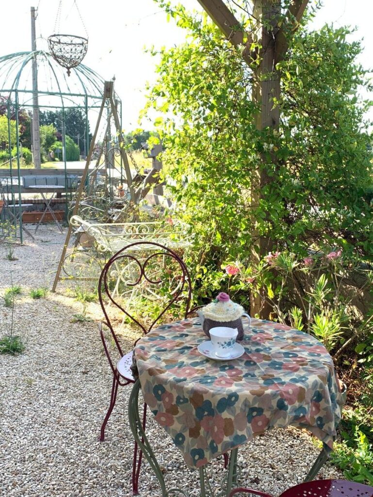 Terrasse du restaurant Little Miss Goumard à Cheverny, cadre champêtre et fleuri.